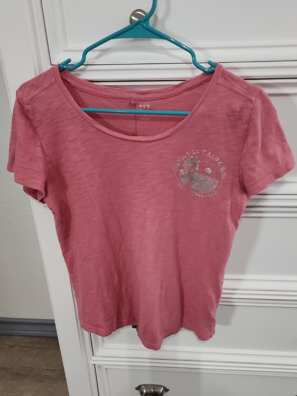 GAP Soft Rose Short Sleeve Crewneck Tee with Chest Graphic